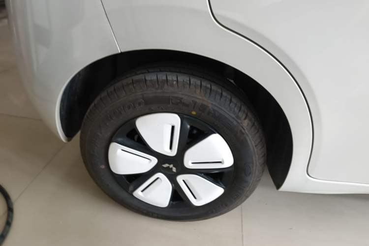 Used Wuling Hongguang MINIEV 2025 Four-Door Version Advanced Edition Right Rear Wheel Hub