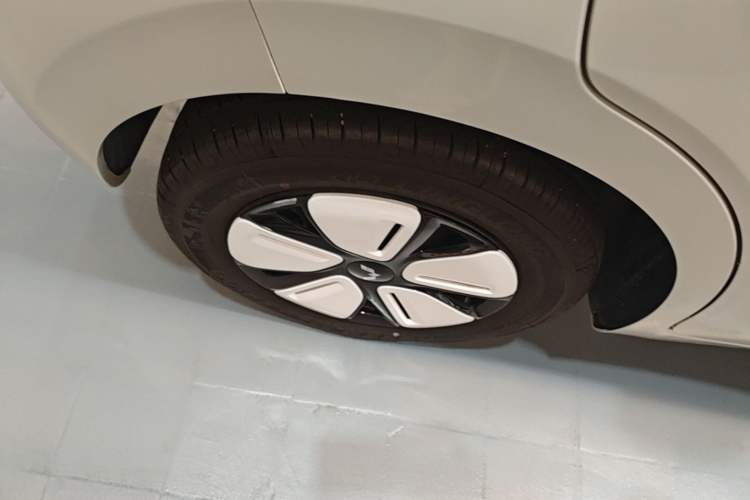 Used Wuling Hongguang MINIEV 2025 Four-Door Version Advanced Edition Right Rear Wheel Hub