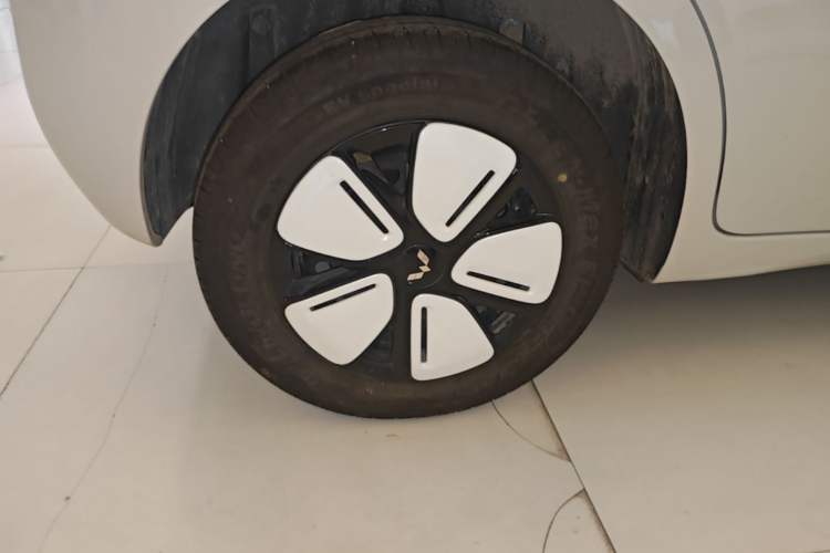 Used Wuling Hongguang MINIEV 2025 Four-Door Version Advanced Edition Right Rear Wheel Hub