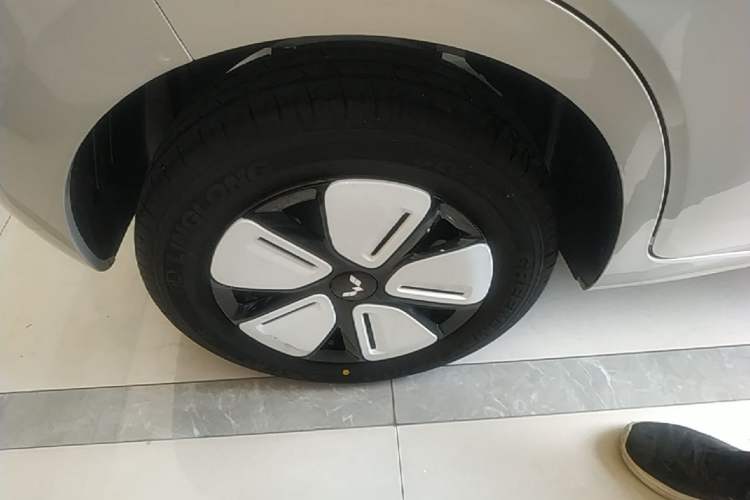 Used Wuling Hongguang MINIEV 2025 Four-Door Version Premium Edition Right Rear Wheel Hub