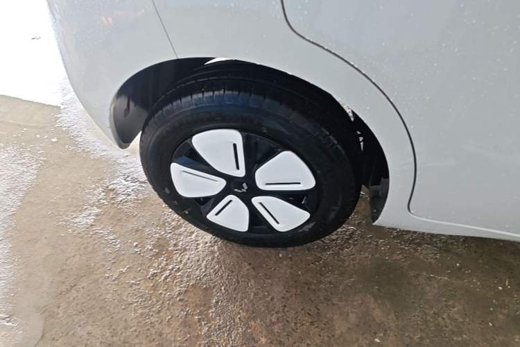 Used Wuling Hongguang MINIEV 2025 Four-Door Version Advanced Edition Right Rear Wheel Hub
