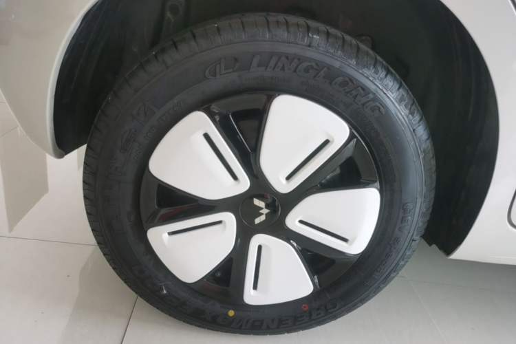 Used Wuling Hongguang MINIEV 2025 Four-Door Version Advanced Edition Right Rear Wheel Hub