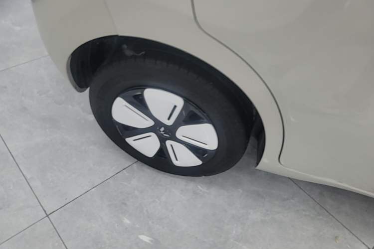 Used Wuling Hongguang MINIEV 2025 Four-Door Version Advanced Edition Right Rear Wheel Hub
