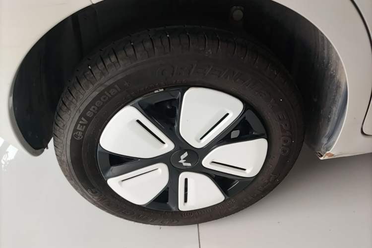 Used Wuling Hongguang MINIEV 2025 Four-Door Version Advanced Edition Right Rear Wheel Hub