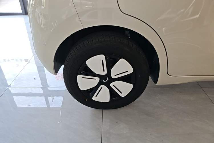 Used Wuling Hongguang MINIEV 2025 Four-Door Version Advanced Edition Right Rear Wheel Hub