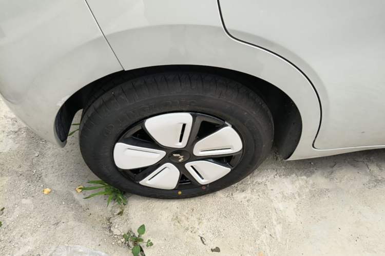 Used Wuling Hongguang MINIEV 2025 Four-Door Version Advanced Edition Right Rear Wheel Hub