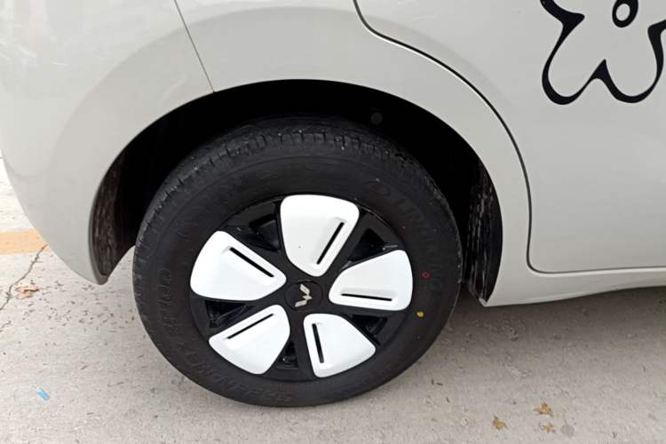 Used Wuling Hongguang MINIEV 2025 Four-Door Version Advanced Edition Right Rear Wheel Hub