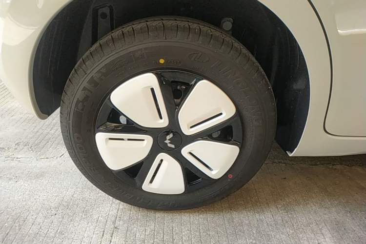 Used Wuling Hongguang MINIEV 2025 Four-Door Version Advanced Edition Right Rear Wheel Hub