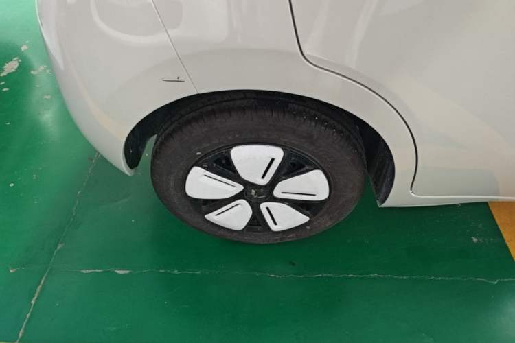 Used Wuling Hongguang MINIEV 2025 Four-Door Version Advanced Edition Right Rear Wheel Hub