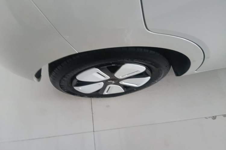 Used Wuling Hongguang MINIEV 2025 Four-Door Version Advanced Edition Right Rear Wheel Hub