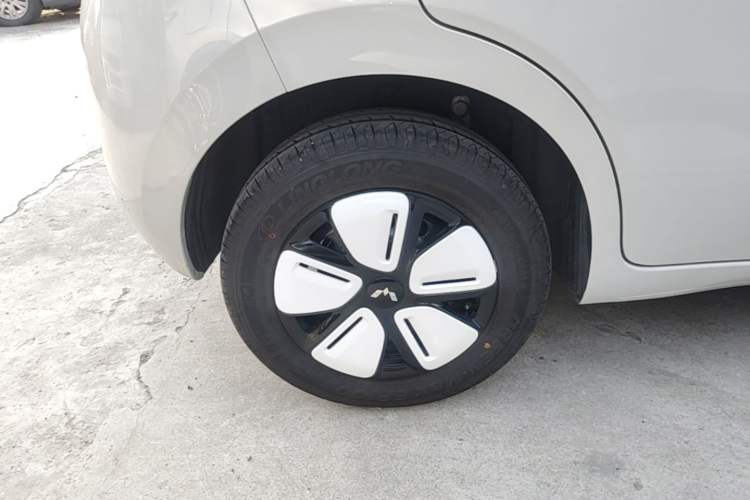 Used Wuling Hongguang MINIEV 2025 Four-Door Version Advanced Edition Right Rear Wheel Hub