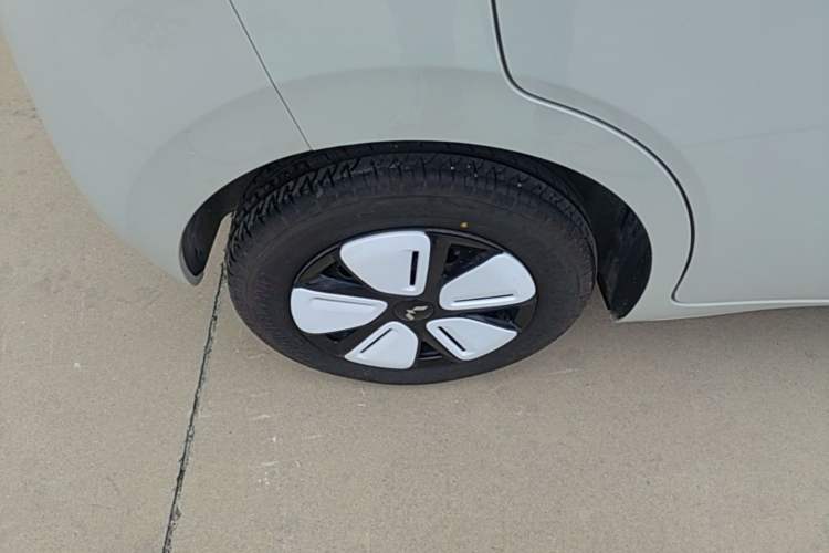 Used Wuling Hongguang MINIEV 2025 Four-Door Version Advanced Edition Right Rear Wheel Hub