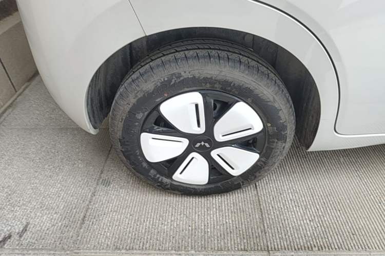Used Wuling Hongguang MINIEV 2025 Four-Door Version Advanced Edition Right Rear Wheel Hub
