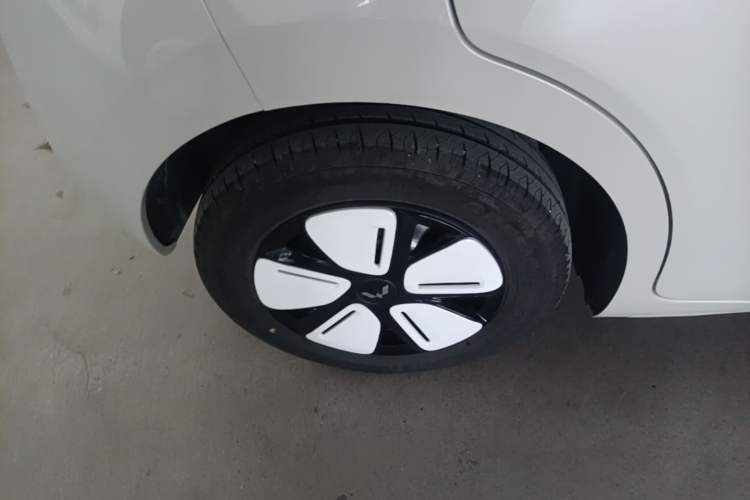 Used Wuling Hongguang MINIEV 2025 Four-Door Version Advanced Edition Right Rear Wheel Hub