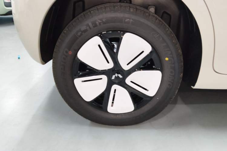 Used Wuling Hongguang MINIEV 2025 Four-Door Version Advanced Edition Right Rear Wheel Hub