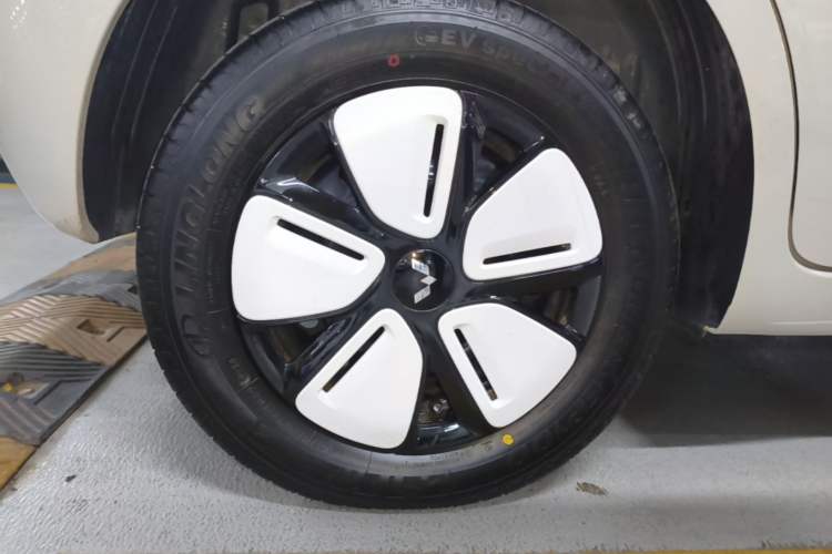 Used Wuling Hongguang MINIEV 2025 Four-Door Version Premium Edition Right Rear Wheel Hub