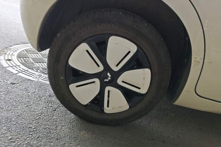 Used Wuling Hongguang MINIEV 2025 Four-Door Version Advanced Edition Right Rear Wheel Hub