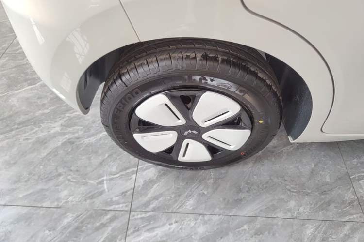 Used Wuling Hongguang MINIEV 2025 Four-Door Version Advanced Edition Right Rear Wheel Hub