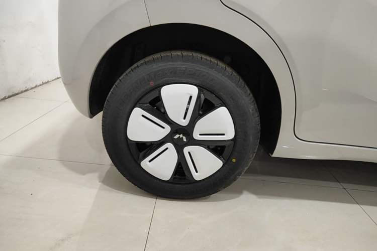 Used Wuling Hongguang MINIEV 2025 Four-Door Version Advanced Edition Right Rear Wheel Hub
