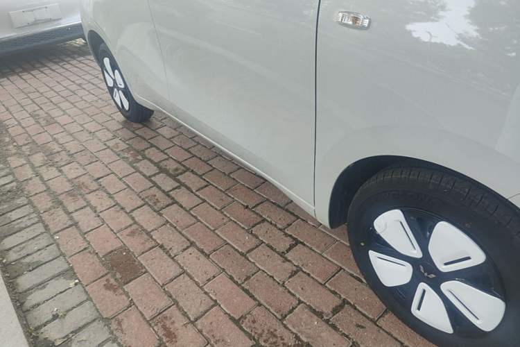 Used Wuling Hongguang MINIEV 2025 Four-Door Version Advanced Edition Right Side Sill