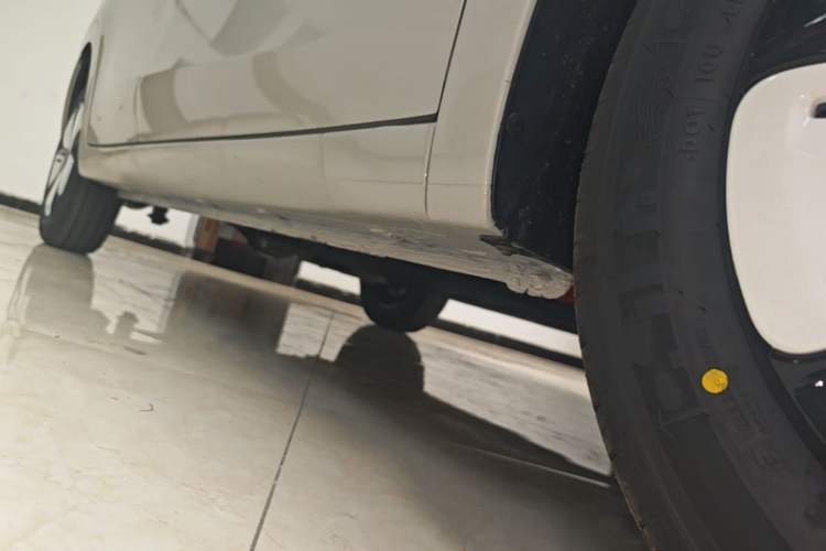 Used Wuling Hongguang MINIEV 2025 Four-Door Version Premium Edition Right Side Sill