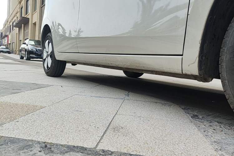 Used Wuling Hongguang MINIEV 2025 Four-Door Version Advanced Edition Right Side Sill
