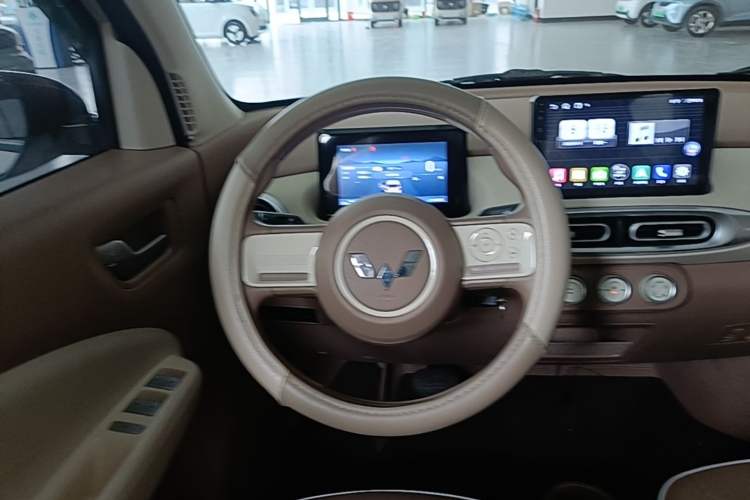 Used Wuling Hongguang MINIEV 2025 Four-Door Version Advanced Edition Steering Wheel