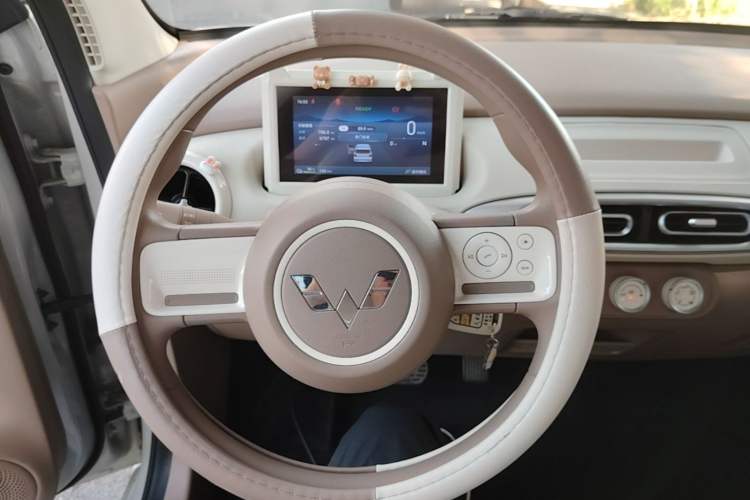 Used Wuling Hongguang MINIEV 2025 Four-Door Version Advanced Edition Steering Wheel