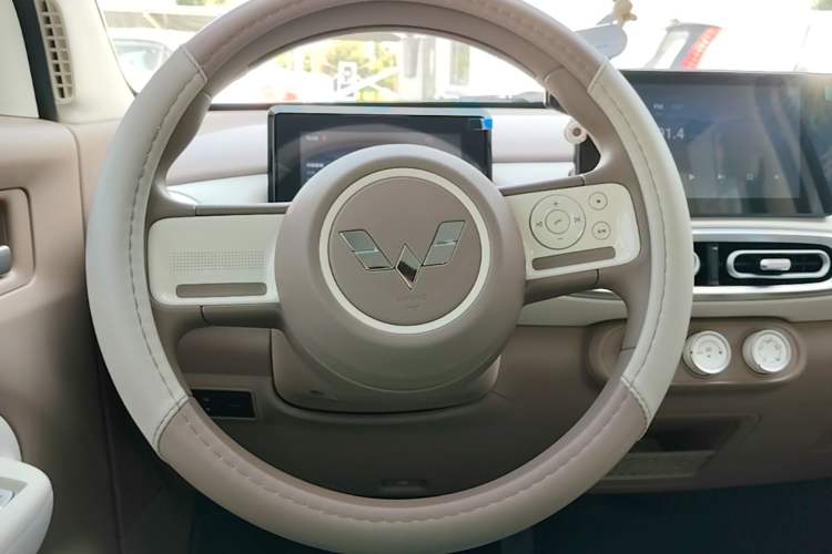 Used Wuling Hongguang MINIEV 2025 Four-Door Version Zhenxiang+ Edition Steering Wheel
