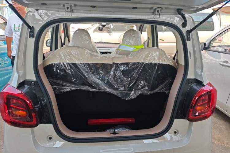 Used Wuling Hongguang MINIEV 2025 Four-Door Version Advanced Edition Trunk