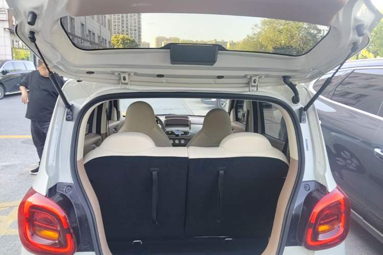 Used Wuling Hongguang MINIEV 2025 Four-Door Version Advanced Edition Trunk