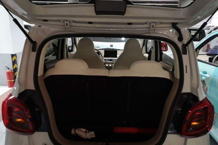 Used Wuling Hongguang MINIEV 2025 Four-Door Version Advanced Edition Trunk
