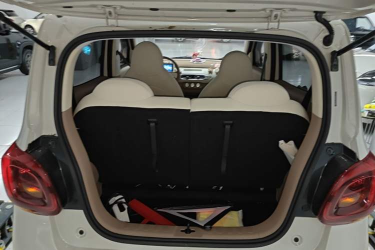 Used Wuling Hongguang MINIEV 2025 Four-Door Version Advanced Edition Trunk