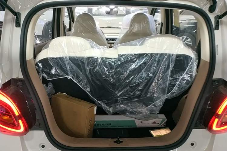 Used Wuling Hongguang MINIEV 2025 Four-Door Version Advanced Edition Trunk