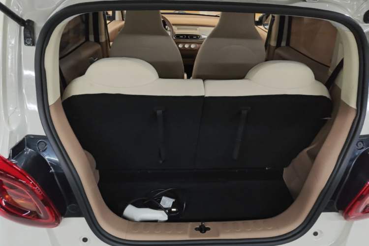 Used Wuling Hongguang MINIEV 2025 Four-Door Version Advanced Edition Trunk