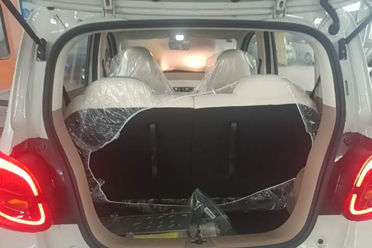 Used Wuling Hongguang MINIEV 2025 Four-Door Version Advanced Edition Trunk