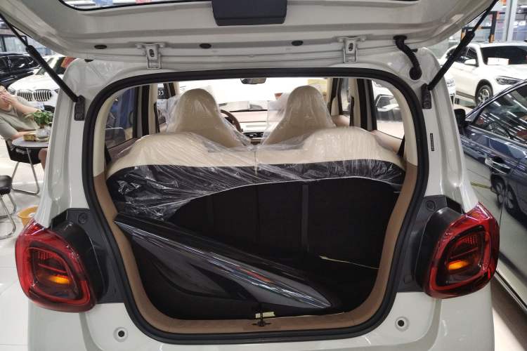 Used Wuling Hongguang MINIEV 2025 Four-Door Version Advanced Edition Trunk