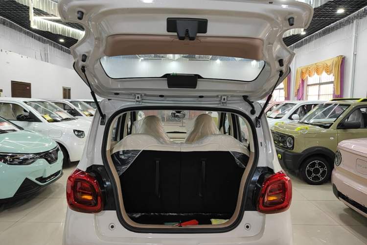 Used Wuling Hongguang MINIEV 2025 Four-Door Version Advanced Edition Trunk