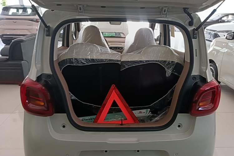 Used Wuling Hongguang MINIEV 2025 Four-Door Version Advanced Edition Trunk