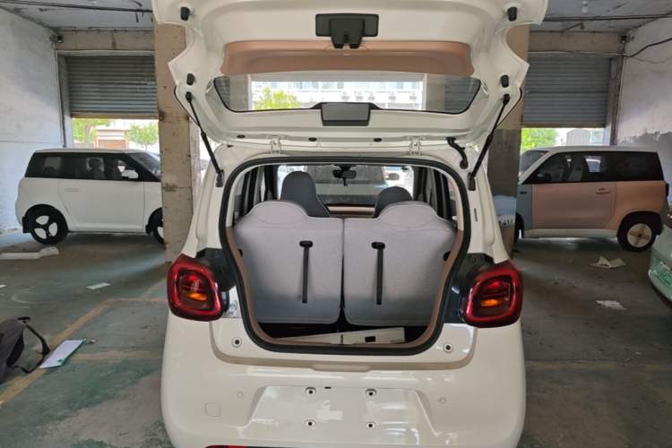 Used Wuling Hongguang MINIEV 2025 Four-Door Version Advanced Edition Trunk