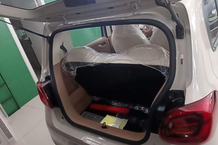 Used Wuling Hongguang MINIEV 2025 Four-Door Version Advanced Edition Trunk