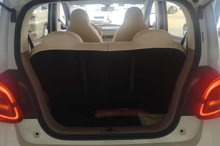 Used Wuling Hongguang MINIEV 2025 Four-Door Version Advanced Edition Trunk