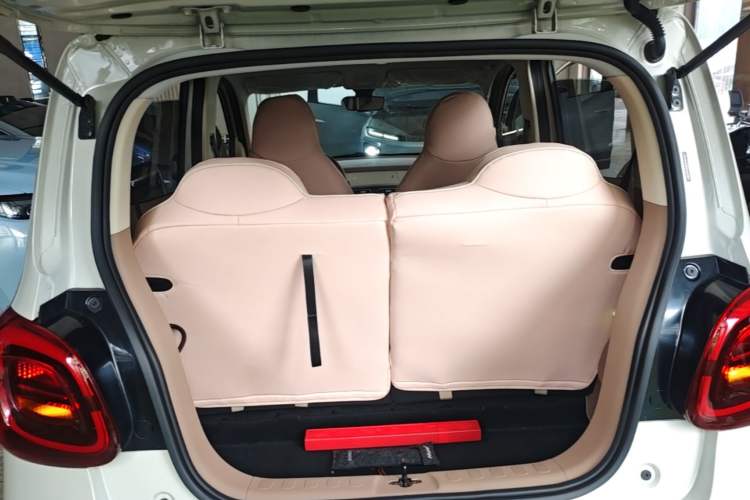 Used Wuling Hongguang MINIEV 2025 Four-Door Version Advanced Edition Trunk