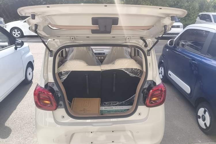 Used Wuling Hongguang MINIEV 2025 Four-Door Version Advanced Edition Trunk