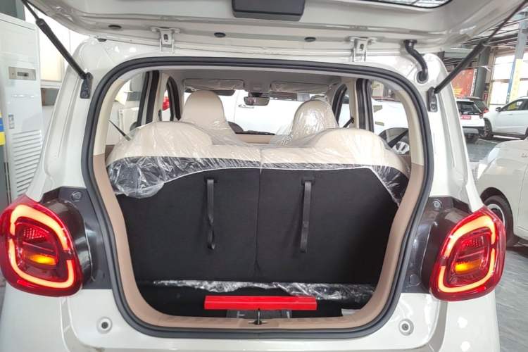 Used Wuling Hongguang MINIEV 2025 Four-Door Version Advanced Edition Trunk