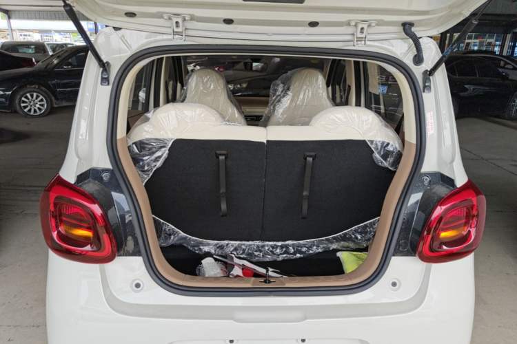 Used Wuling Hongguang MINIEV 2025 Four-Door Version Advanced Edition Trunk