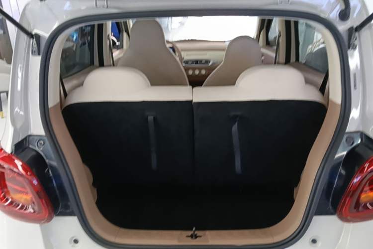 Used Wuling Hongguang MINIEV 2025 Four-Door Version Advanced Edition Trunk