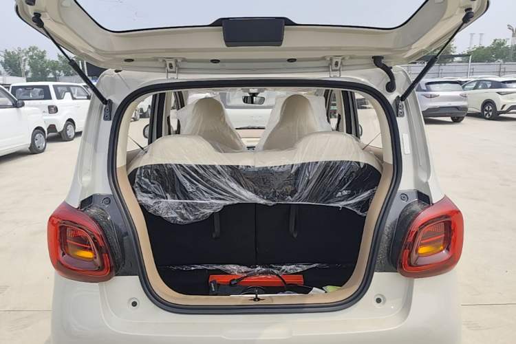 Used Wuling Hongguang MINIEV 2025 Four-Door Version Advanced Edition Trunk