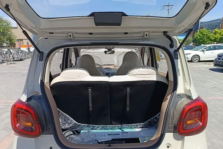 Used Wuling Hongguang MINIEV 2025 Four-Door Version Advanced Edition Trunk