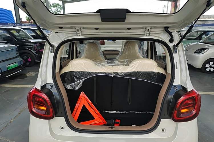 Used Wuling Hongguang MINIEV 2025 Four-Door Version Advanced Edition Trunk